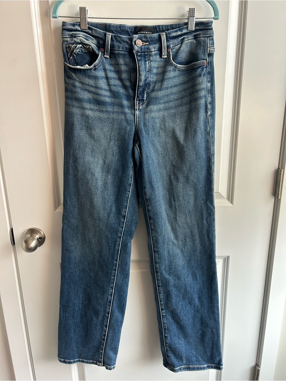 Buckle Women's Straight Leg Jeans in Medium Blue Wash